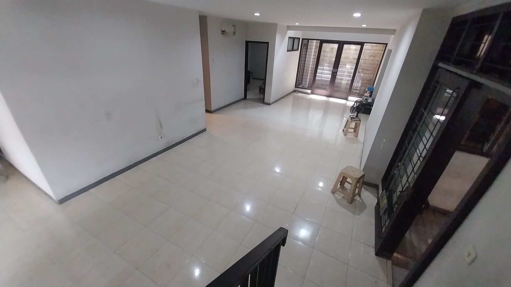 Dijual Rumah 2 Lantai di Pondok Indah, 5 Kamar Tidur Lokasi Strategis