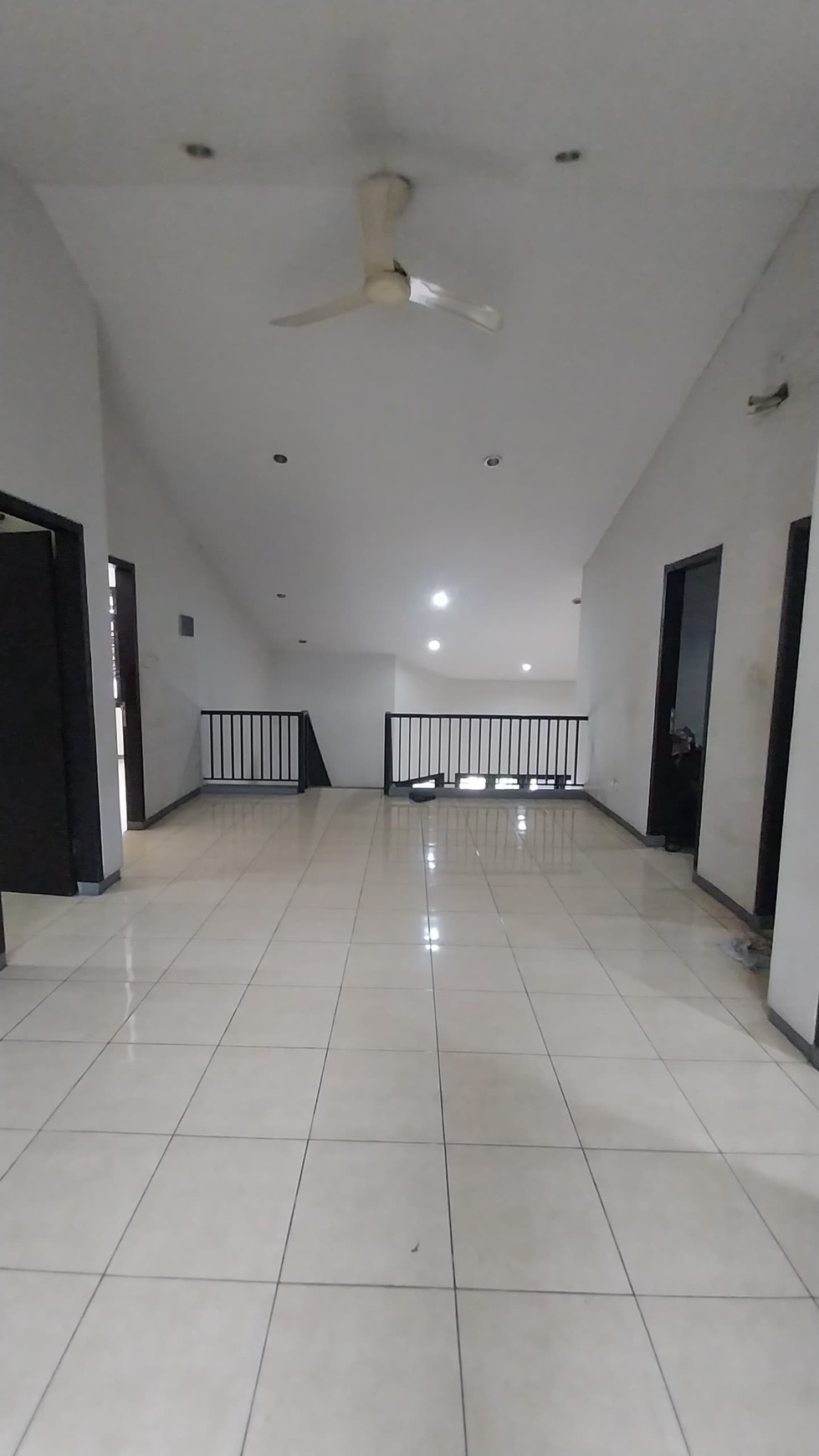 Dijual Rumah 2 Lantai di Pondok Indah, 5 Kamar Tidur Lokasi Strategis