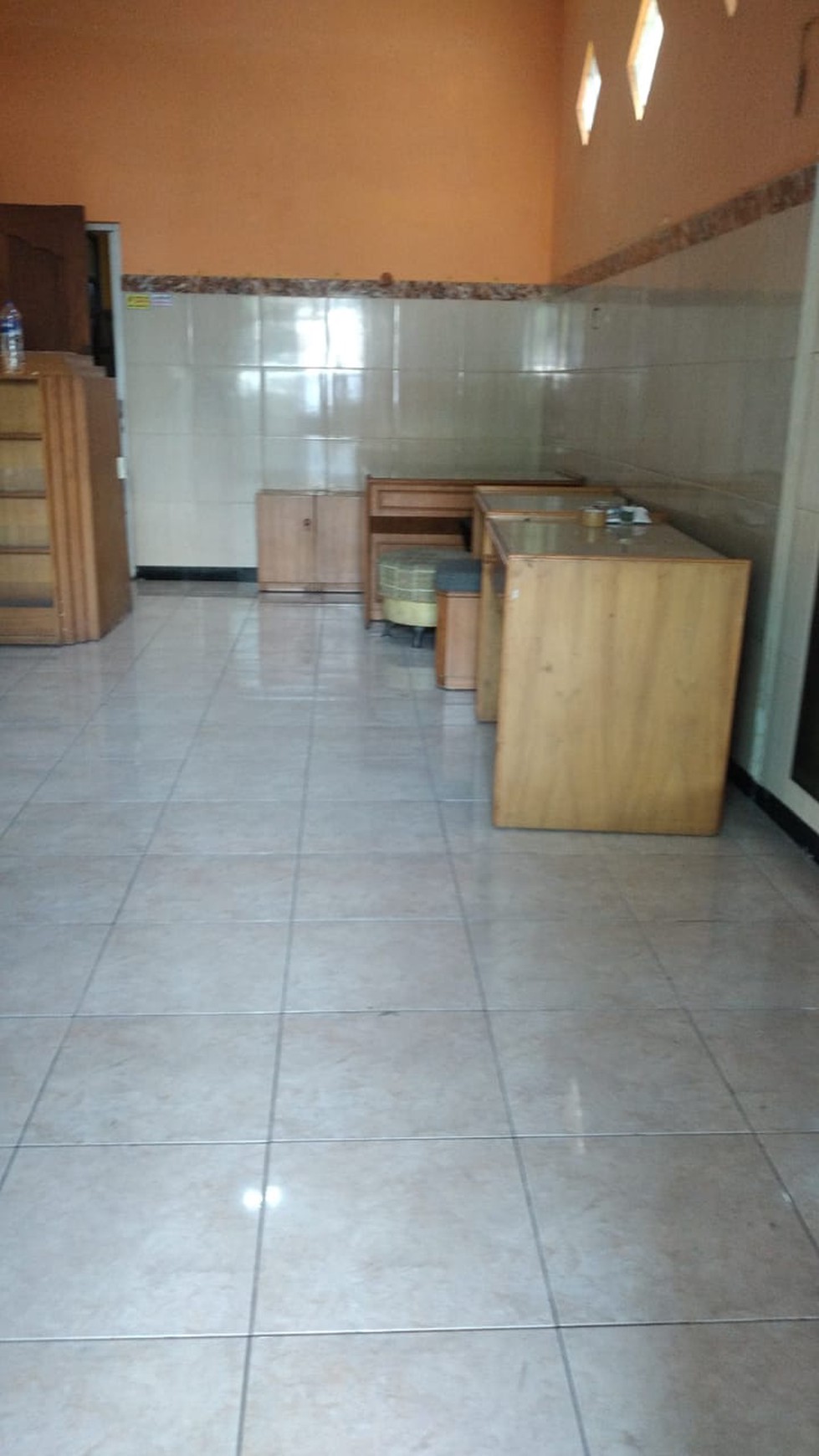 Dijual Rumah 2 Lantai, Lokasi Strategis di Jl. kembang kuning , Tersedia kamar kost di lantai 2, cocok untuk investasi atau penggunaan pribadi.