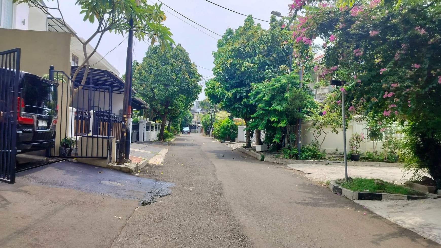 Rumah 200m2 di dalam perumahan Pancoran Indah, lingkungan asri dan tenang, 1,5  km ke Stasiun LRT Pancoran