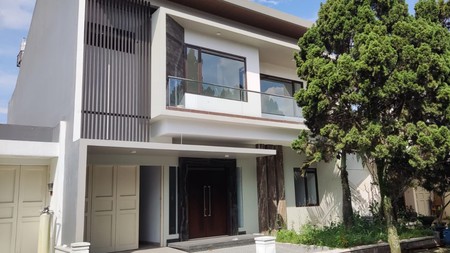 Rumah Cantik Siap Huni dengan Lingkungan Nyaman dan Sejuk! Rumah 2 Lantai di Komplek Singgasana Pradana, Cibaduyut, Bandung!