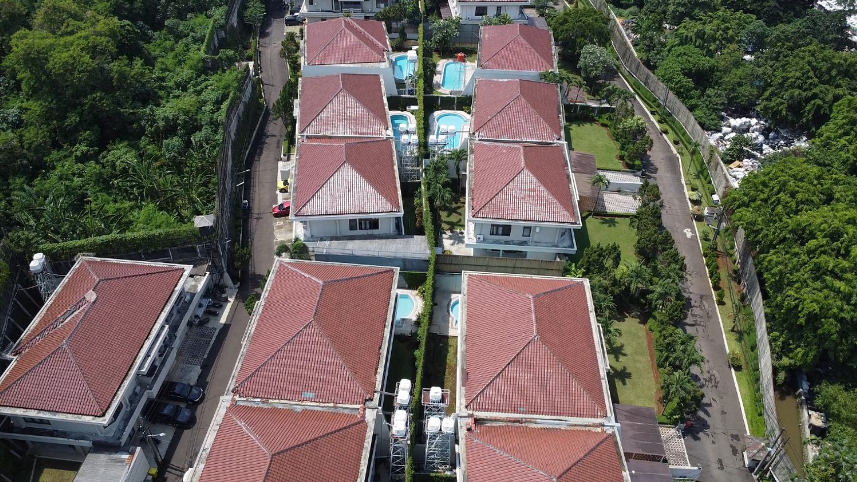 Lahan 1,68 Hektar Dengan Bonus Bangunan 6800 m2 Berupa Hunian Townhouse Strategis Di TB Simatupang Jakarta Selatan Dijual 73% NJOP 