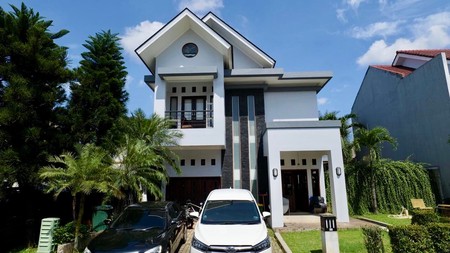 Rumah Town House dengan Kolam Renang