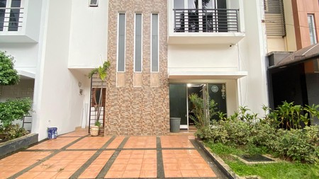 Rumah Town House dengan Kolam Renang