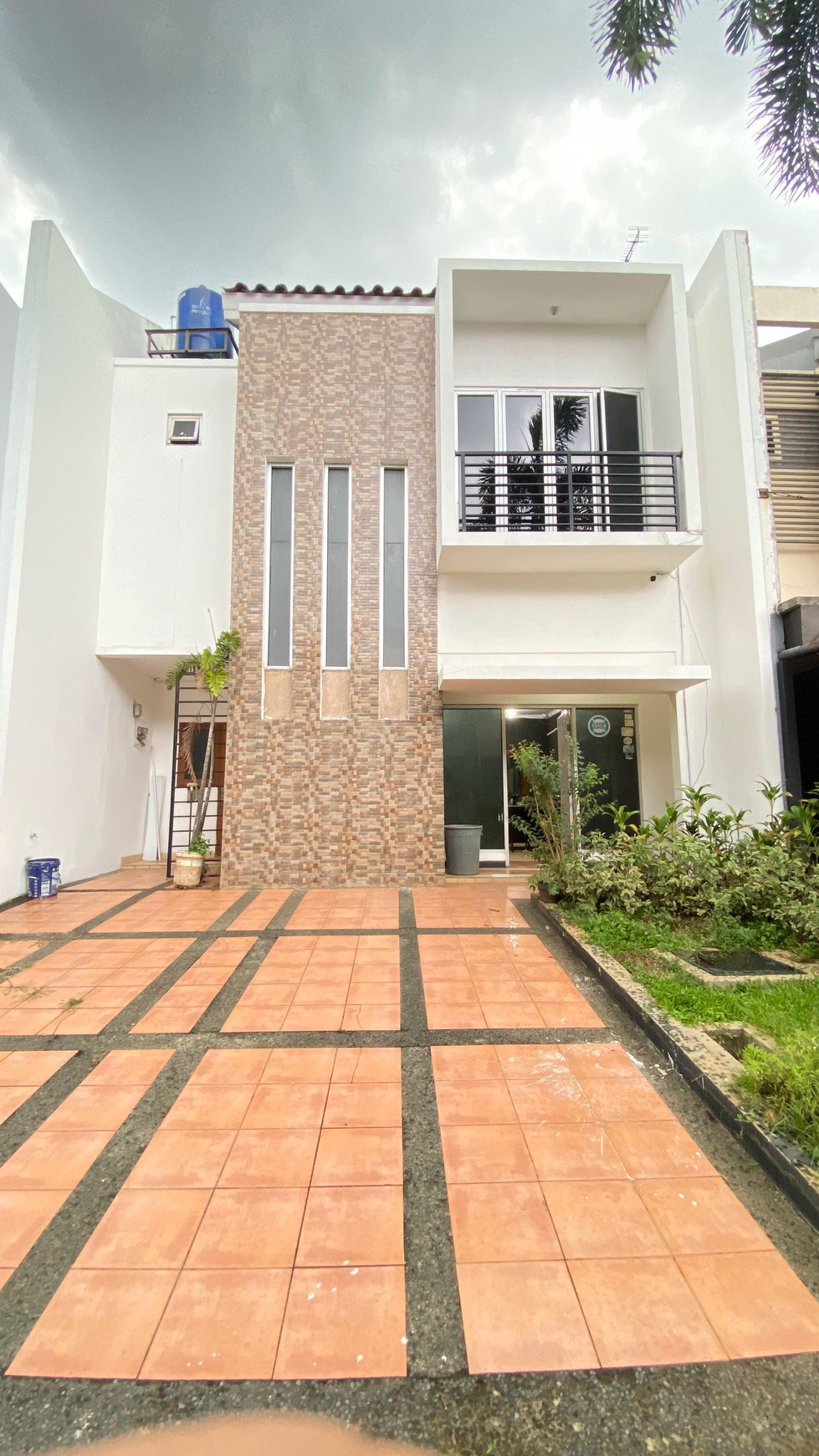 Rumah Town House dengan Kolam Renang