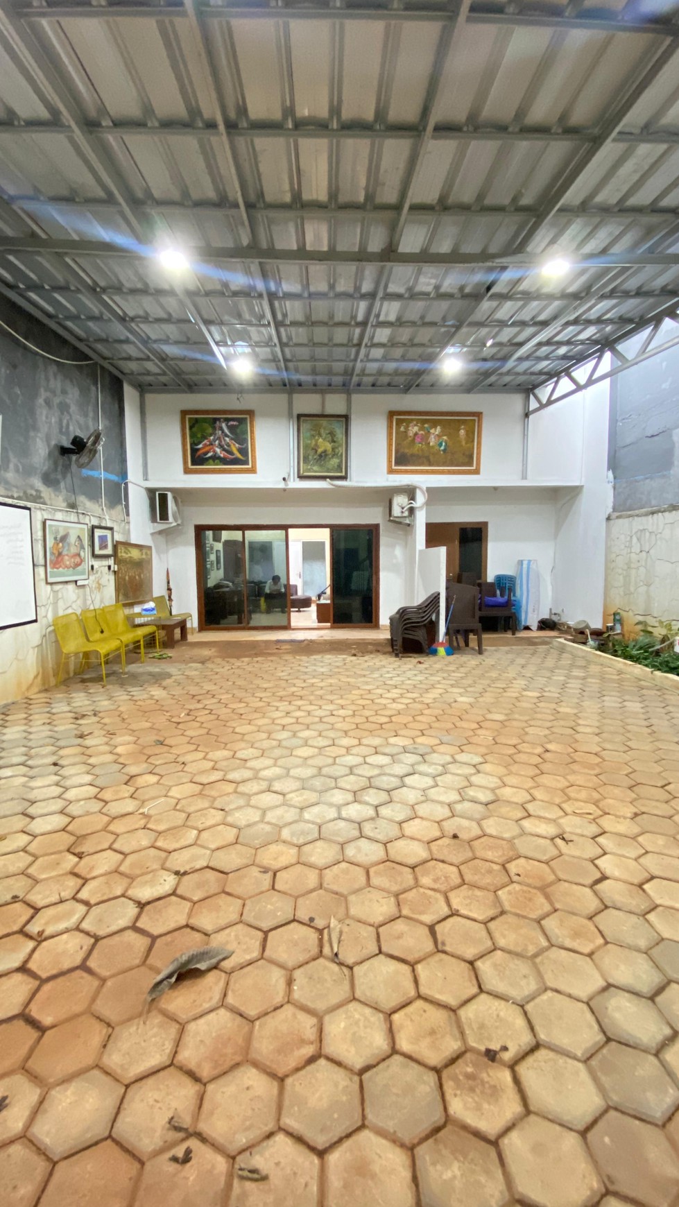 Rumah Town House dengan Kolam Renang