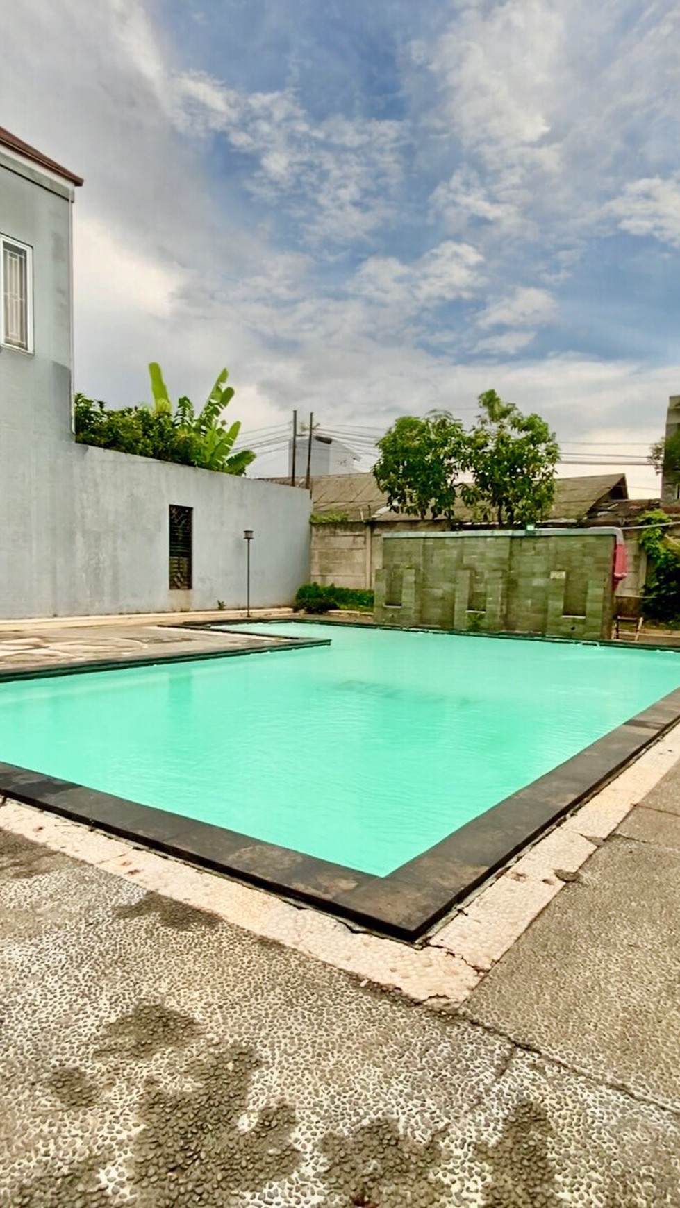 Rumah Town House dengan Kolam Renang