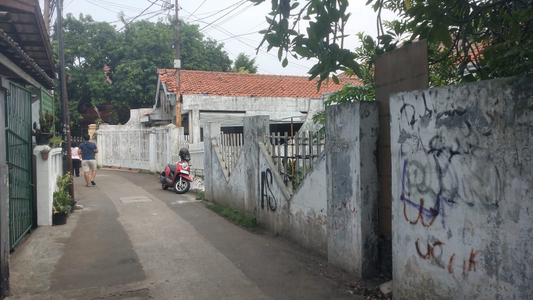 Di Jual Rumah Tua  ada 2 unit  Jl Raya Condet  Gg Lapangan Jaktim