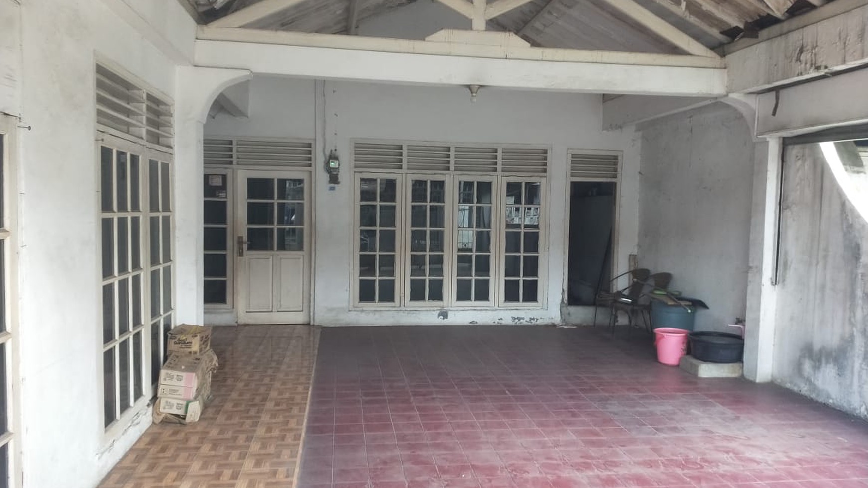 Di Jual Rumah Tua  ada 2 unit  Jl Raya Condet  Gg Lapangan Jaktim