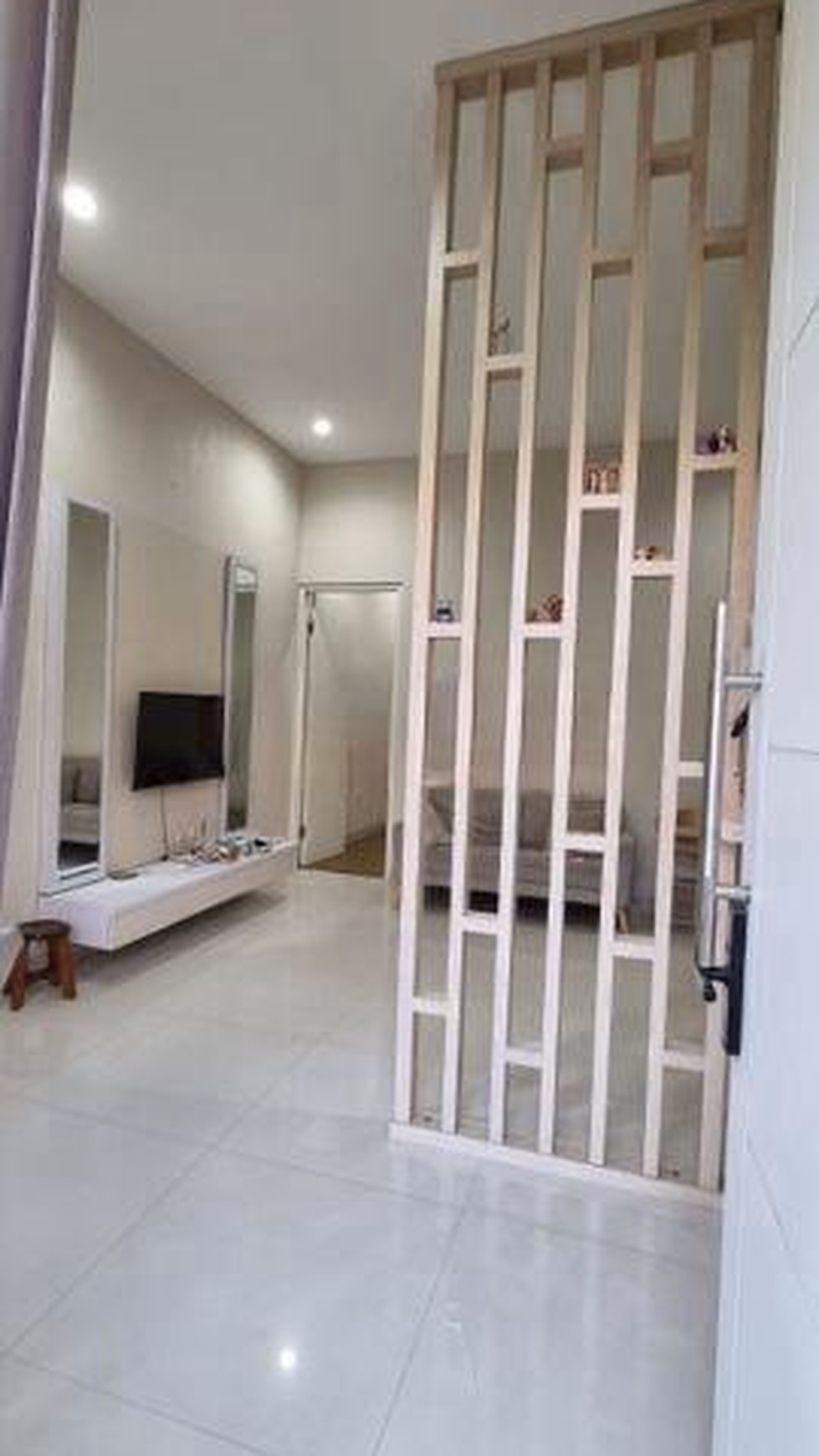 DIJUAL RUMAH 2 LANTAI SEMI FURNISHED DARMO PERMAI UTARA