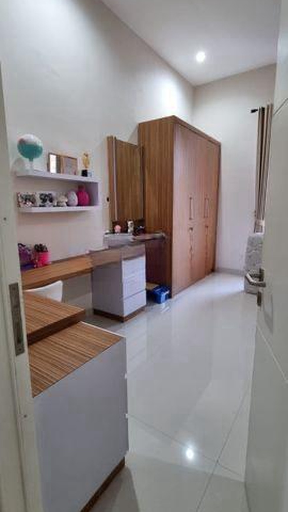 DIJUAL RUMAH 2 LANTAI SEMI FURNISHED DARMO PERMAI UTARA