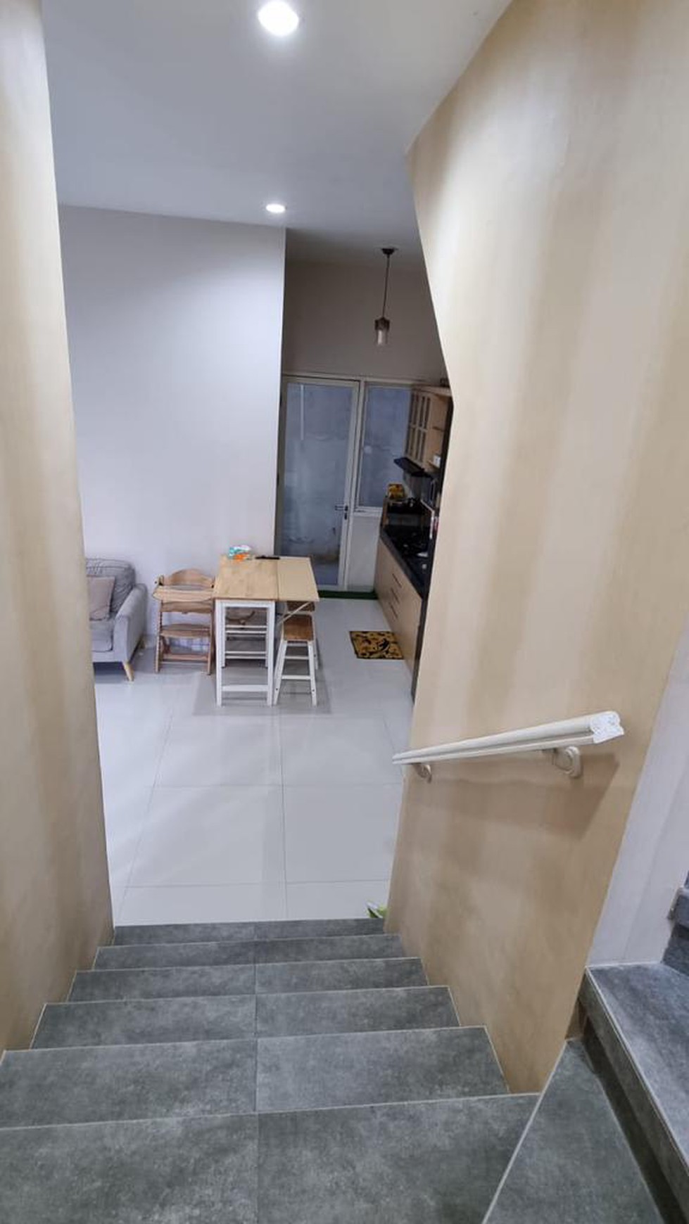 DIJUAL RUMAH 2 LANTAI SEMI FURNISHED DARMO PERMAI UTARA