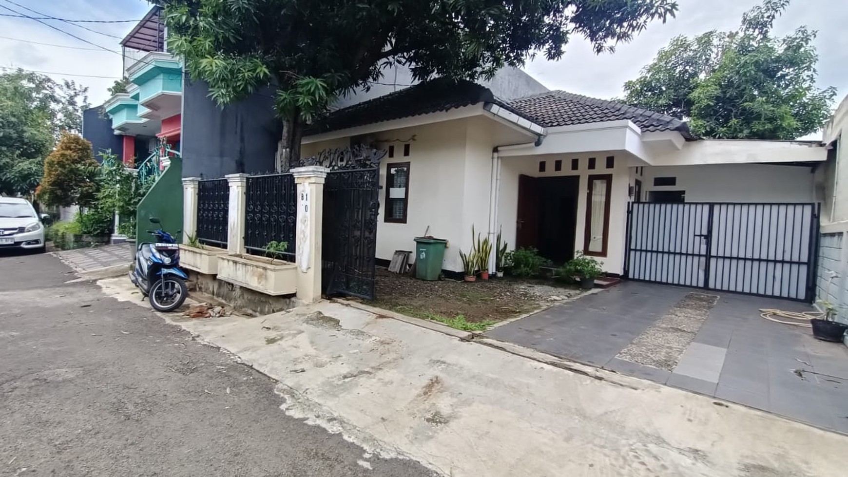 Rumah 1 Lantai Nyaman, Terawat, Dengan Taman Luas di Cirendeu