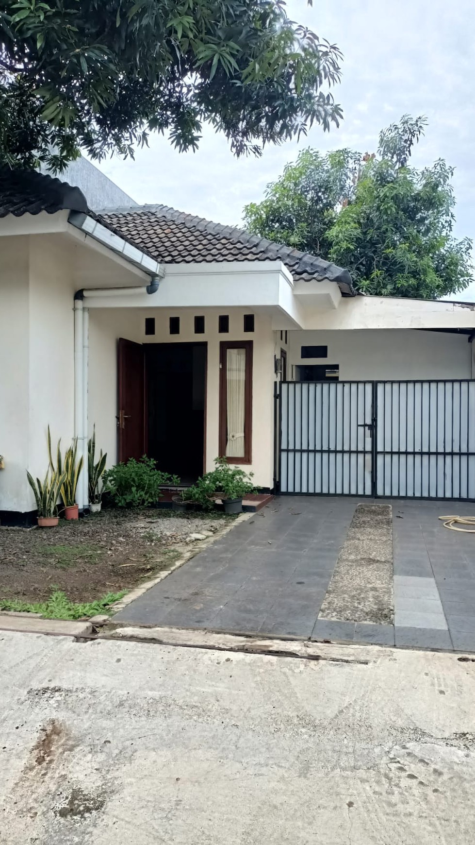 Rumah 1 Lantai Nyaman, Terawat, Dengan Taman Luas di Cirendeu