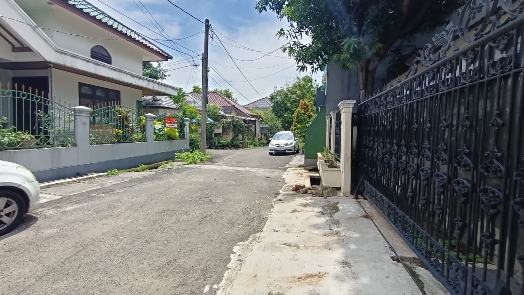 Rumah 1 Lantai Nyaman, Terawat, Dengan Taman Luas di Cirendeu