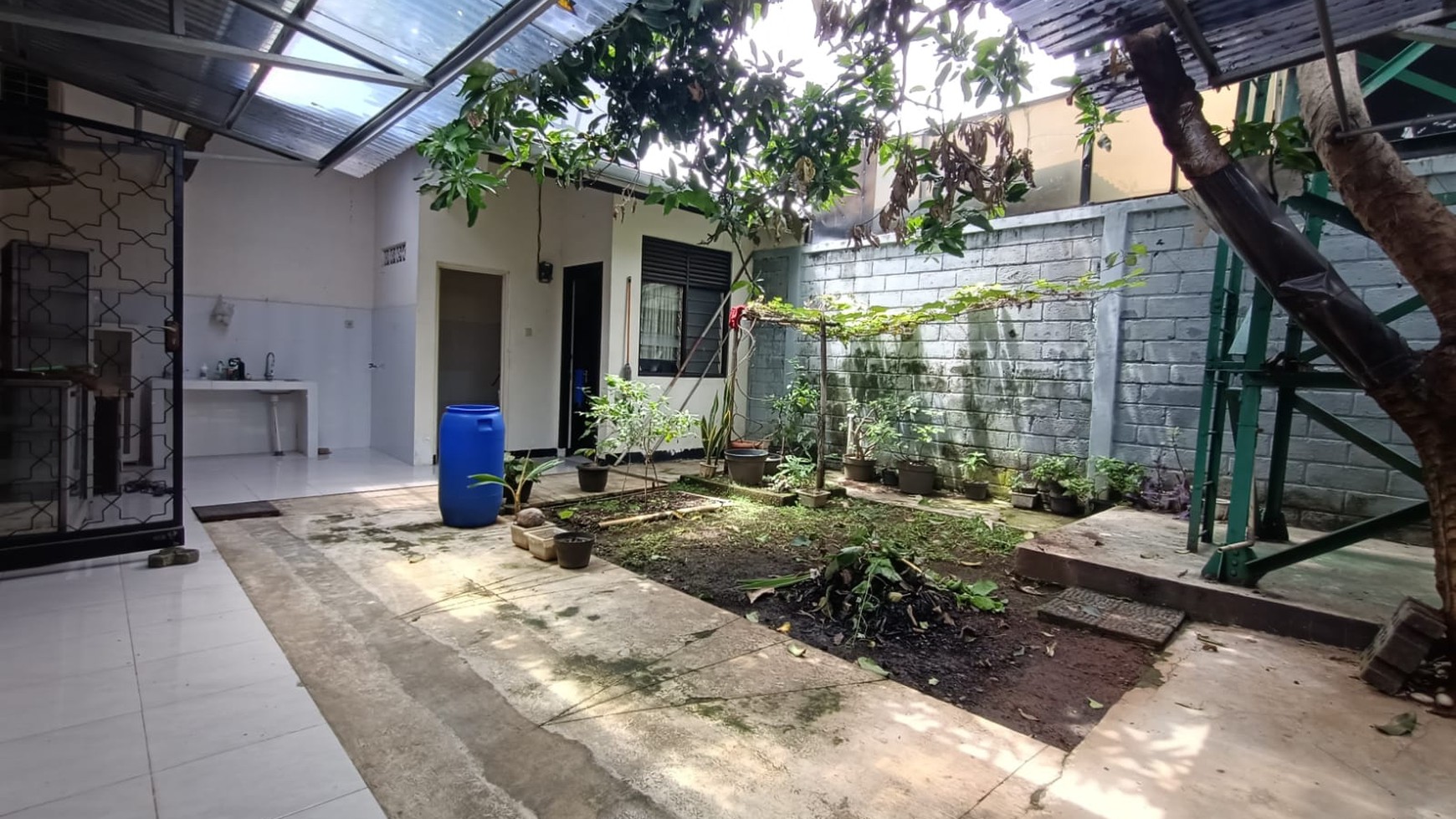 Rumah 1 Lantai Nyaman, Terawat, Dengan Taman Luas di Cirendeu