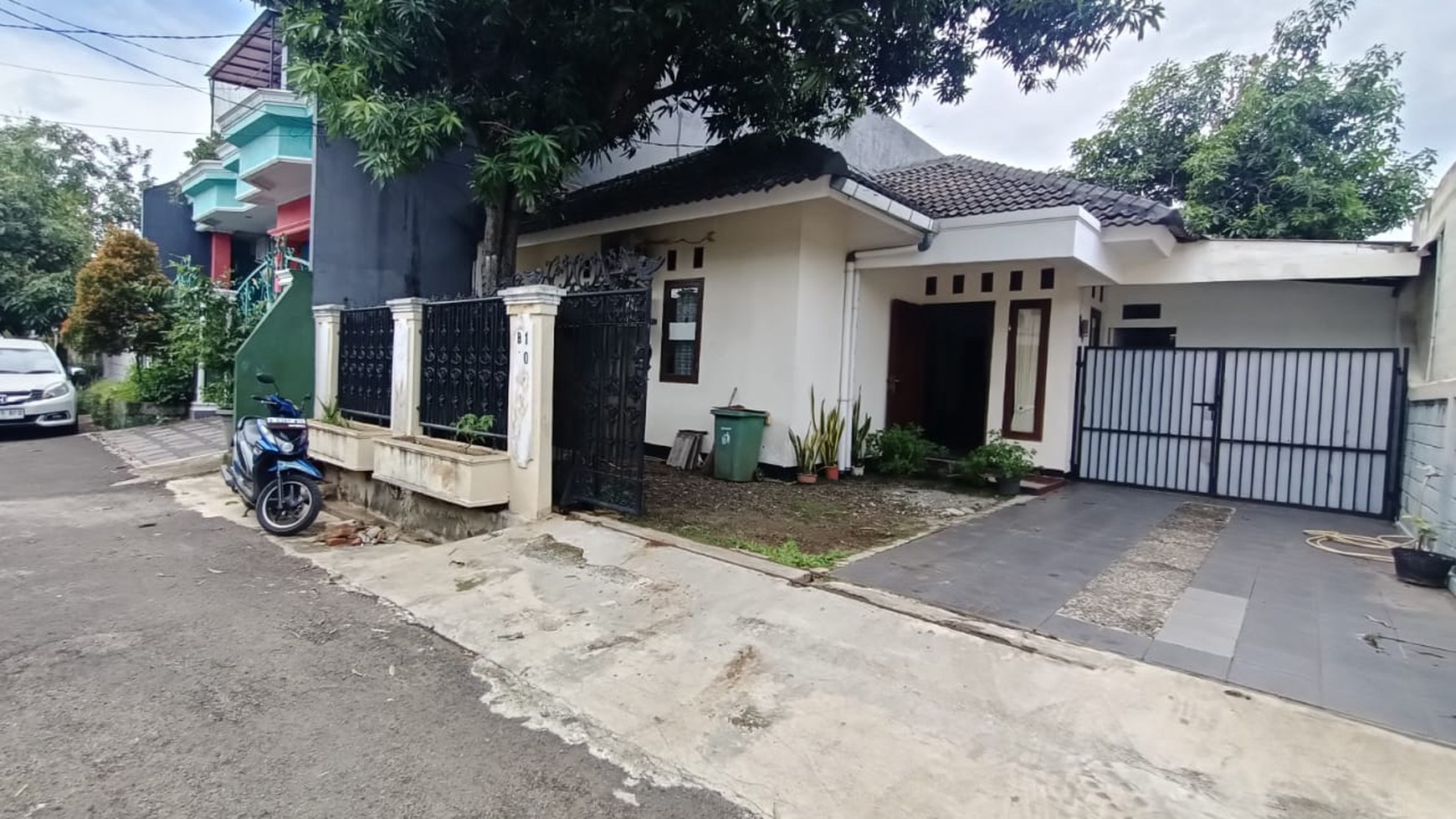 Rumah Terawat di Cirendeu 1 Lantai Berhalaman Belakang Luas