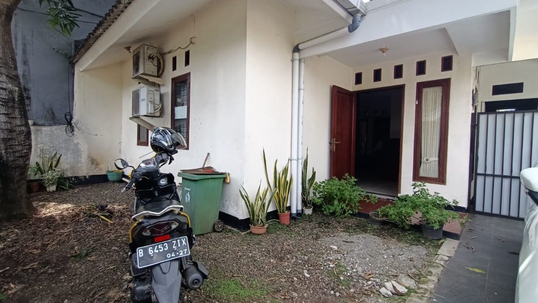 Rumah Terawat di Cirendeu 1 Lantai Berhalaman Belakang Luas
