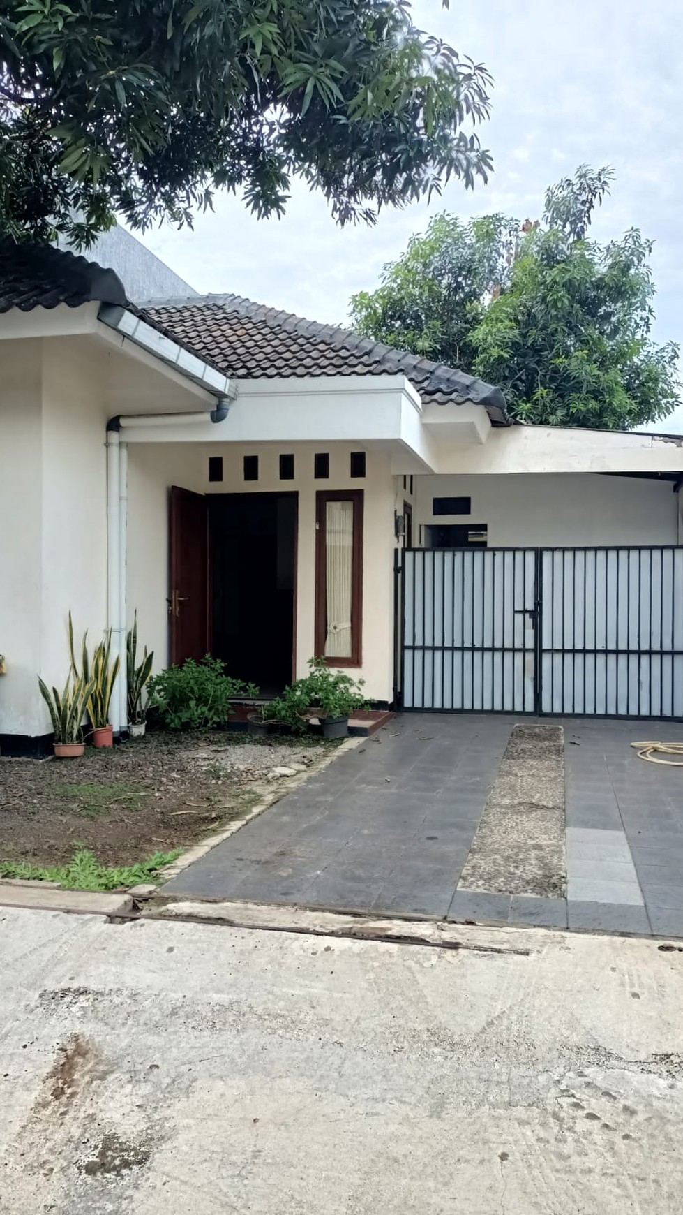 Rumah Terawat di Cirendeu 1 Lantai Berhalaman Belakang Luas