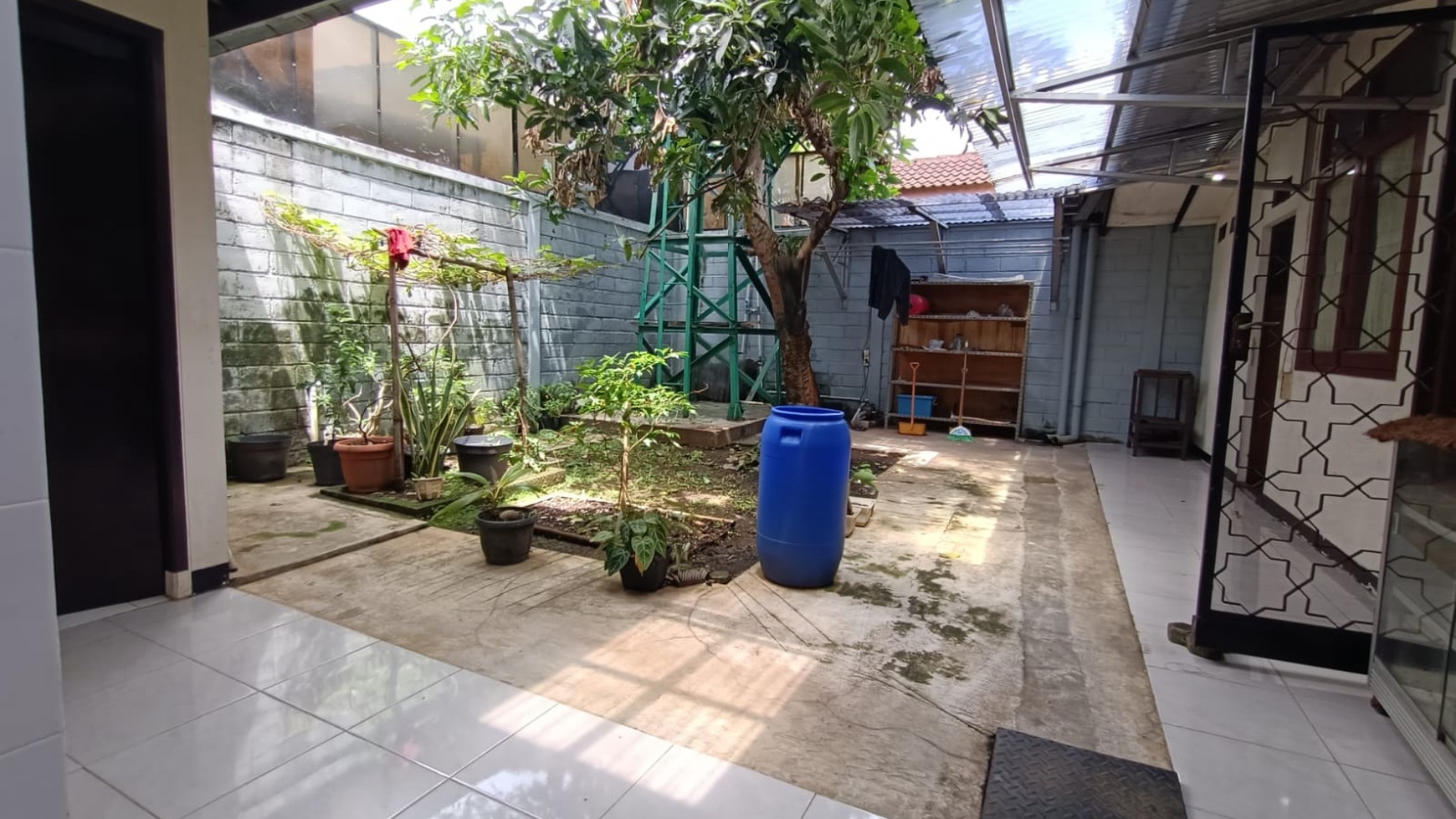 Rumah Terawat di Cirendeu 1 Lantai Berhalaman Belakang Luas