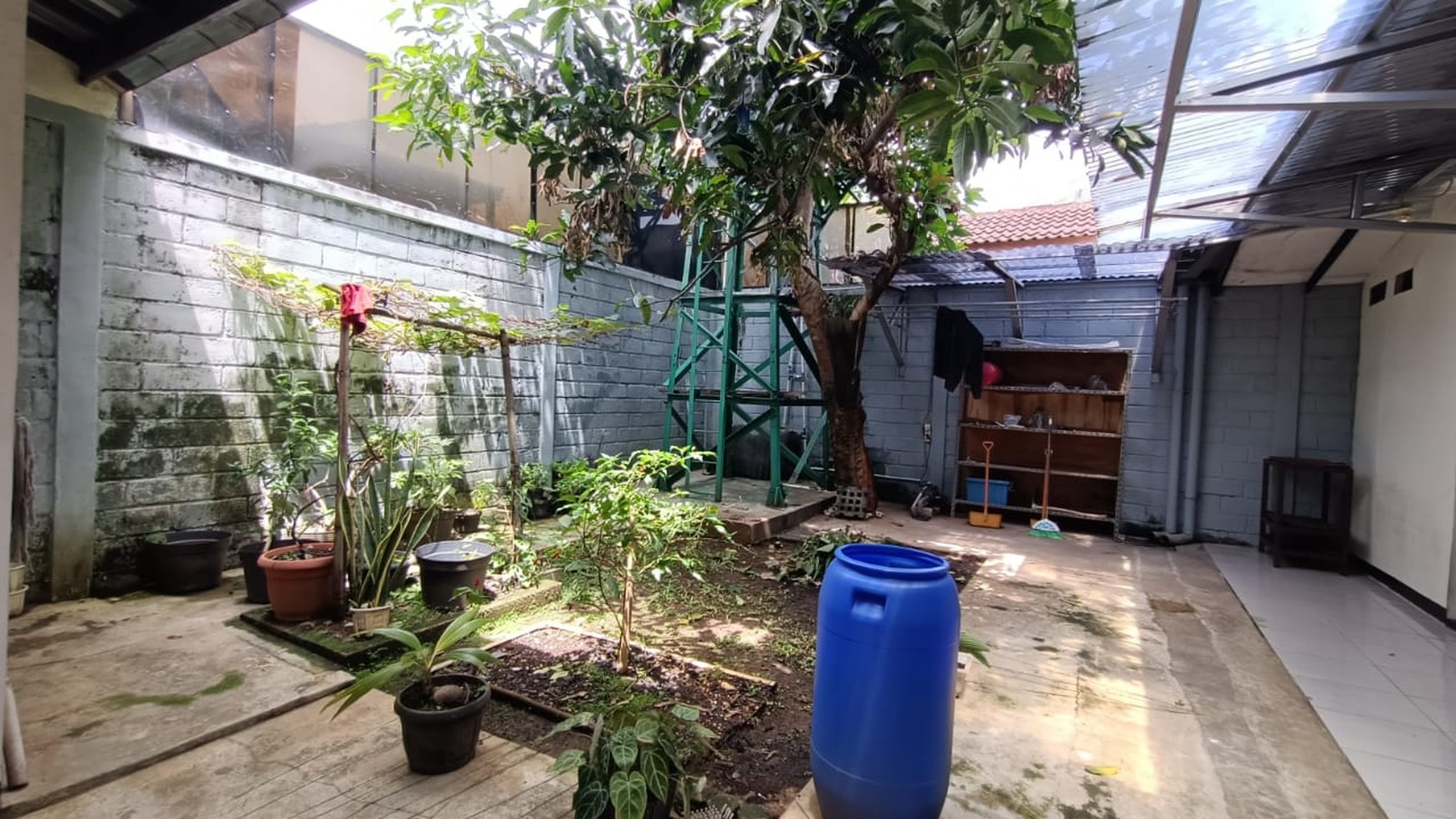 Rumah Terawat di Cirendeu 1 Lantai Berhalaman Belakang Luas