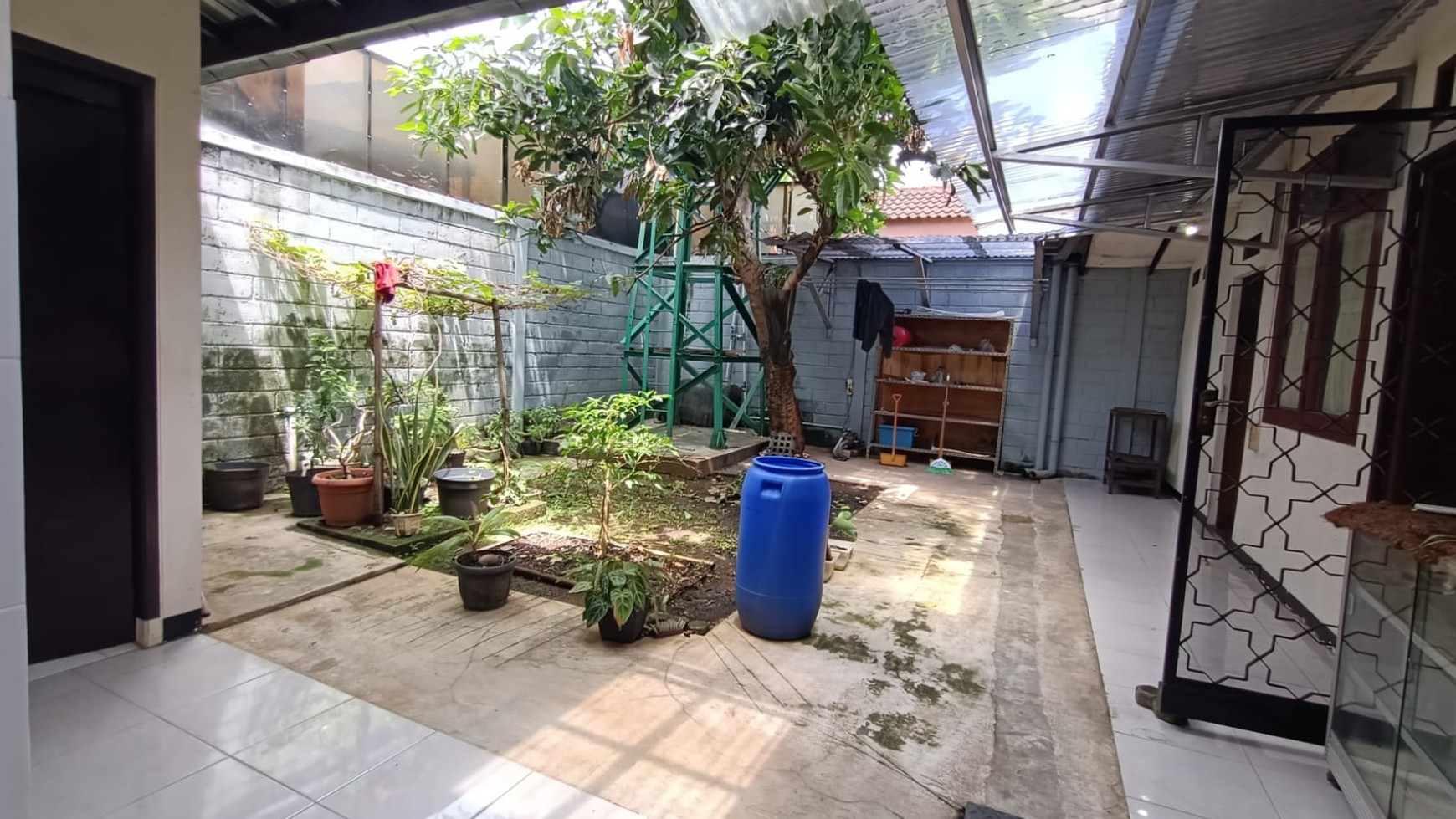 Rumah Terawat di Cirendeu 1 Lantai Berhalaman Belakang Luas