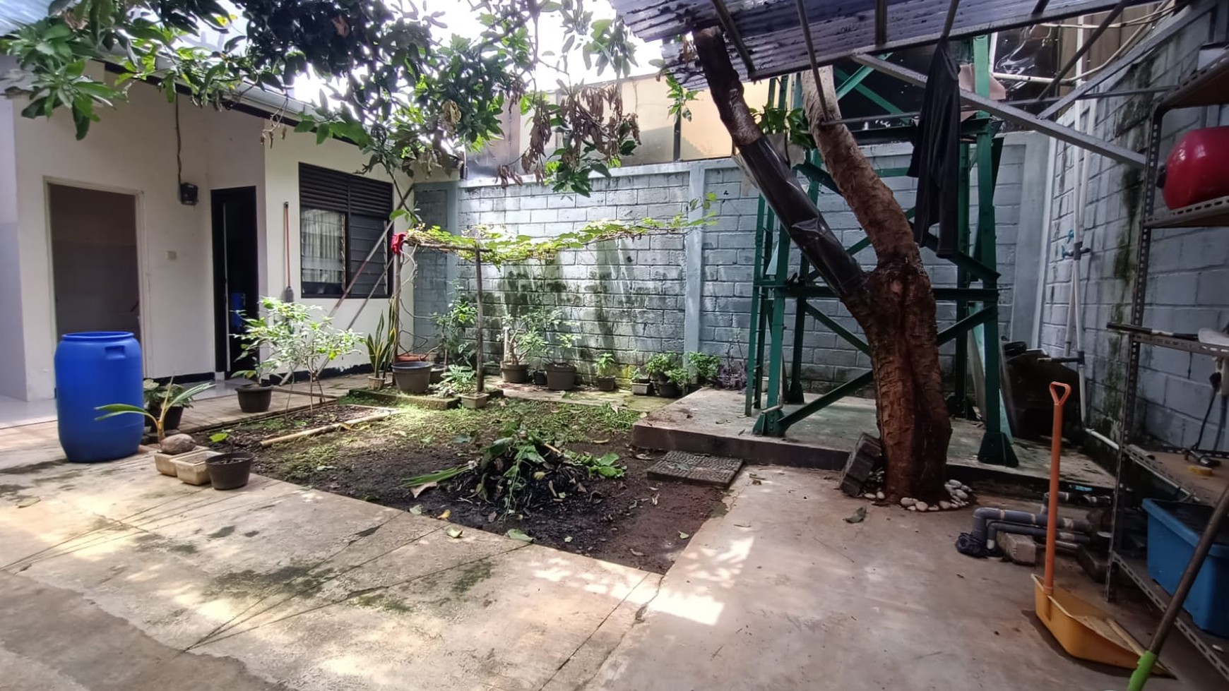 Rumah Terawat di Cirendeu 1 Lantai Berhalaman Belakang Luas