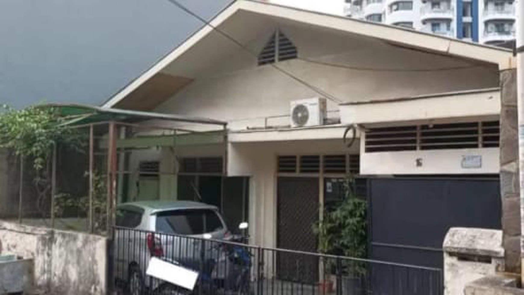 RUMAH HITUNG TANAH DI PUSAT jAKARTA AREA KOST DAN APARTEMEN , JUAL SEGERA SAMPAI DEAL.