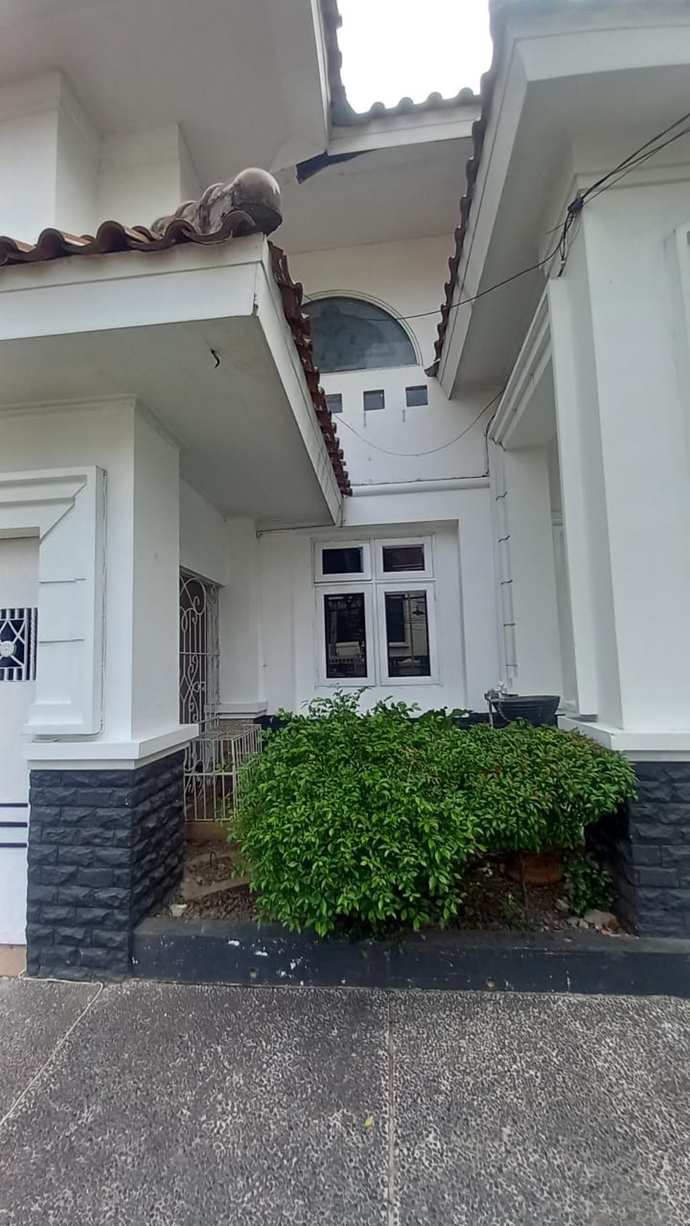 Rumah Mewah Kondisi Terawat Baik 2 Lantai di Pejaten Hanya 5 Menit Jalan Kaki Ke Jl. Raya Pasar Minggu