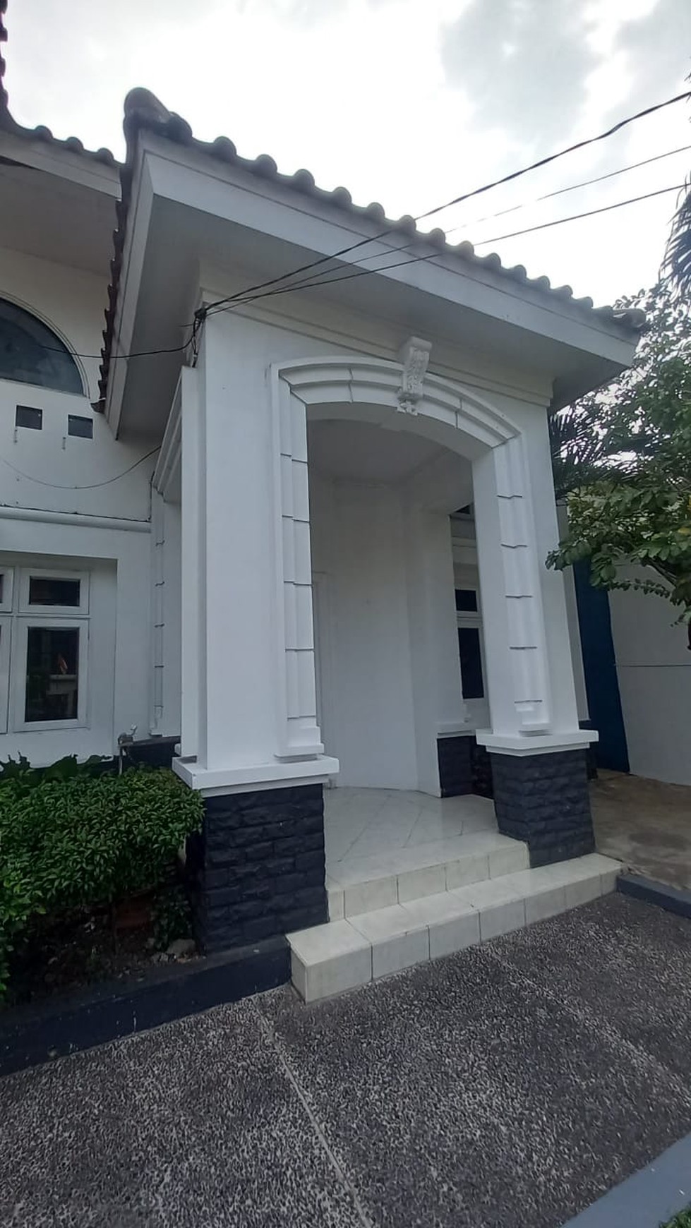 Rumah Mewah Kondisi Terawat Baik 2 Lantai di Pejaten Hanya 5 Menit Jalan Kaki Ke Jl. Raya Pasar Minggu