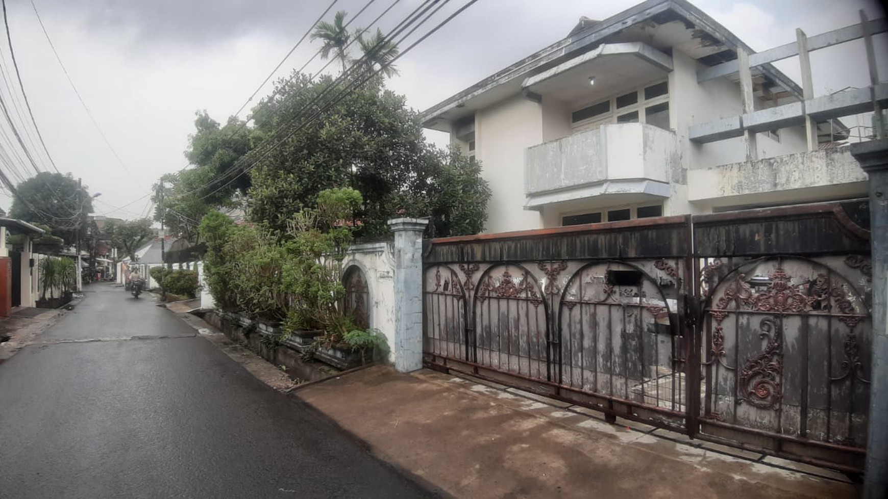 Dijual  rumah  lama terawat  di  kemangisan, dekat  dengan  Binus