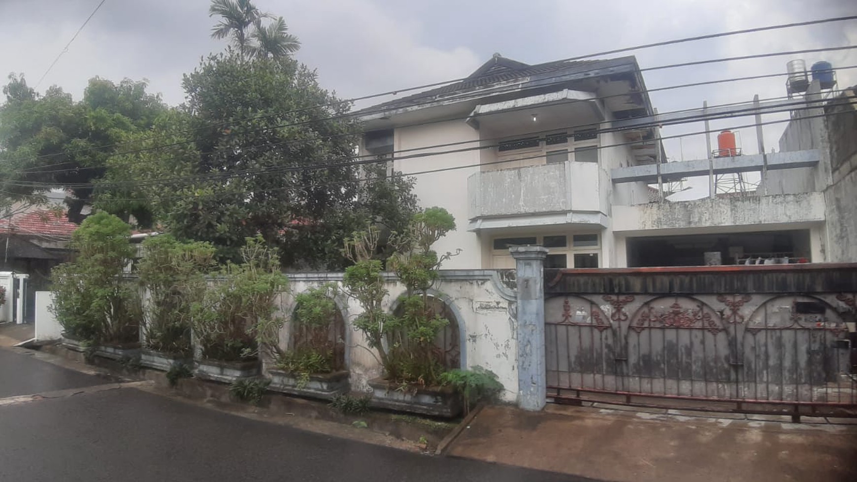 Dijual  rumah  lama terawat  di  kemangisan, dekat  dengan  Binus