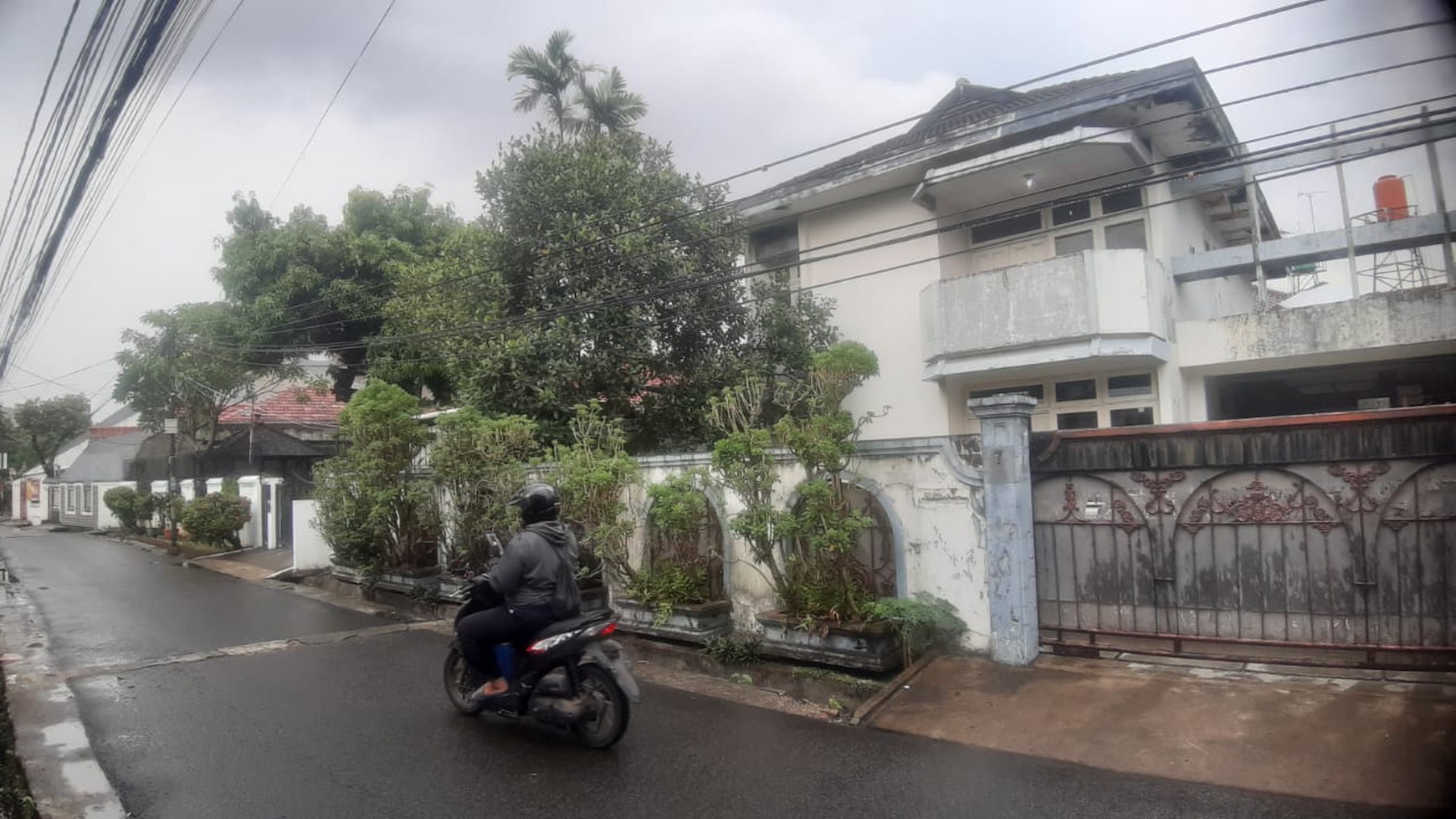 Dijual  rumah  lama terawat  di  kemangisan, dekat  dengan  Binus