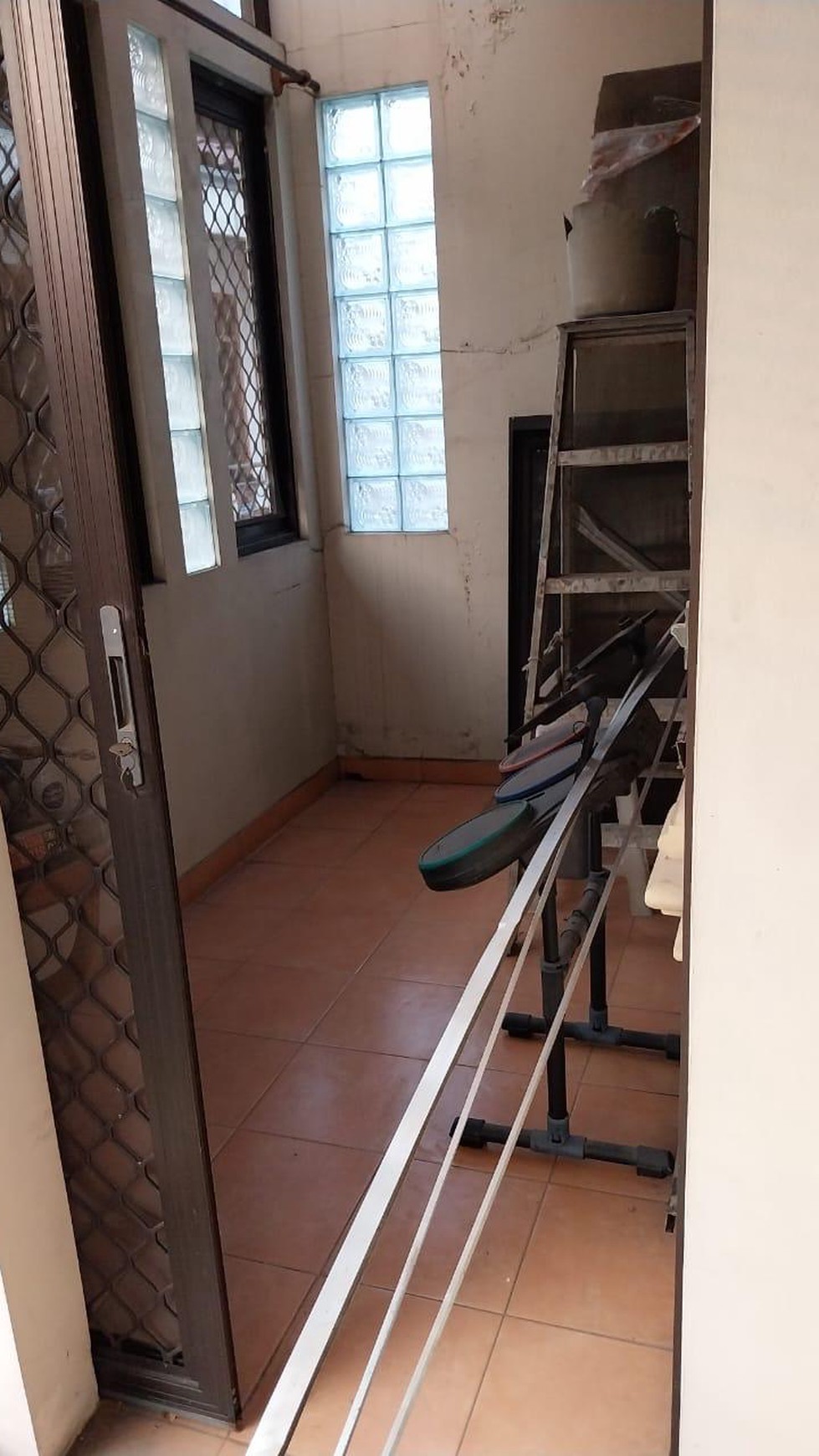 Dijual Rumah dan 3 Pintu Kamar Kos-kosan Lokasi Strategis @Cawang