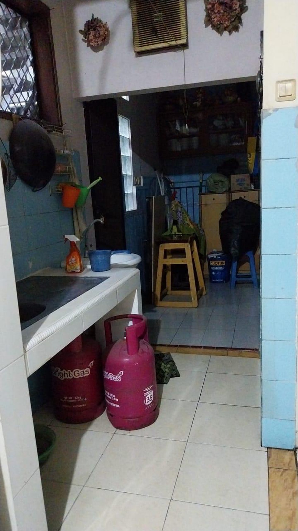 Dijual Rumah dan 3 Pintu Kamar Kos-kosan Lokasi Strategis @Cawang