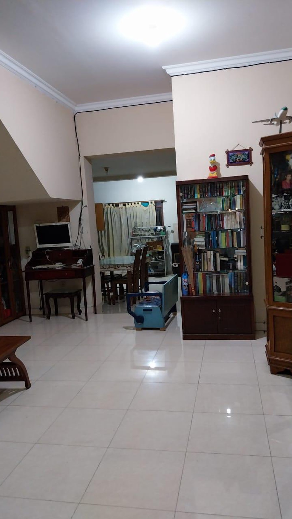 Dijual Rumah dan 3 Pintu Kamar Kos-kosan Lokasi Strategis @Cawang