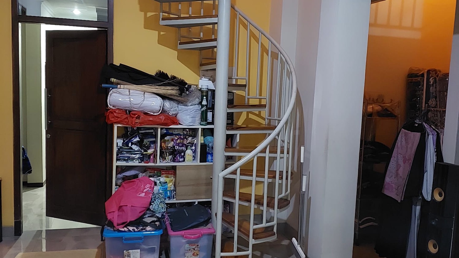 Banting harga. Rumah 3 lantai Villa Dago Nusa Dua, Pamulang.