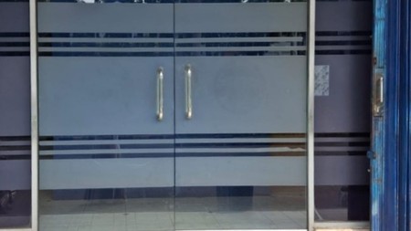 Ruko Bukit Gading Indah, Kelapa Gading. Hadap jalan raya tapi tidak di jalan raya. Parkir luas dan banyak.