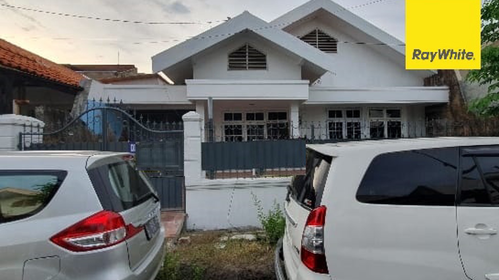 Disewakan Rumah 2 lantai di Dharmahusada Indah Surabaya