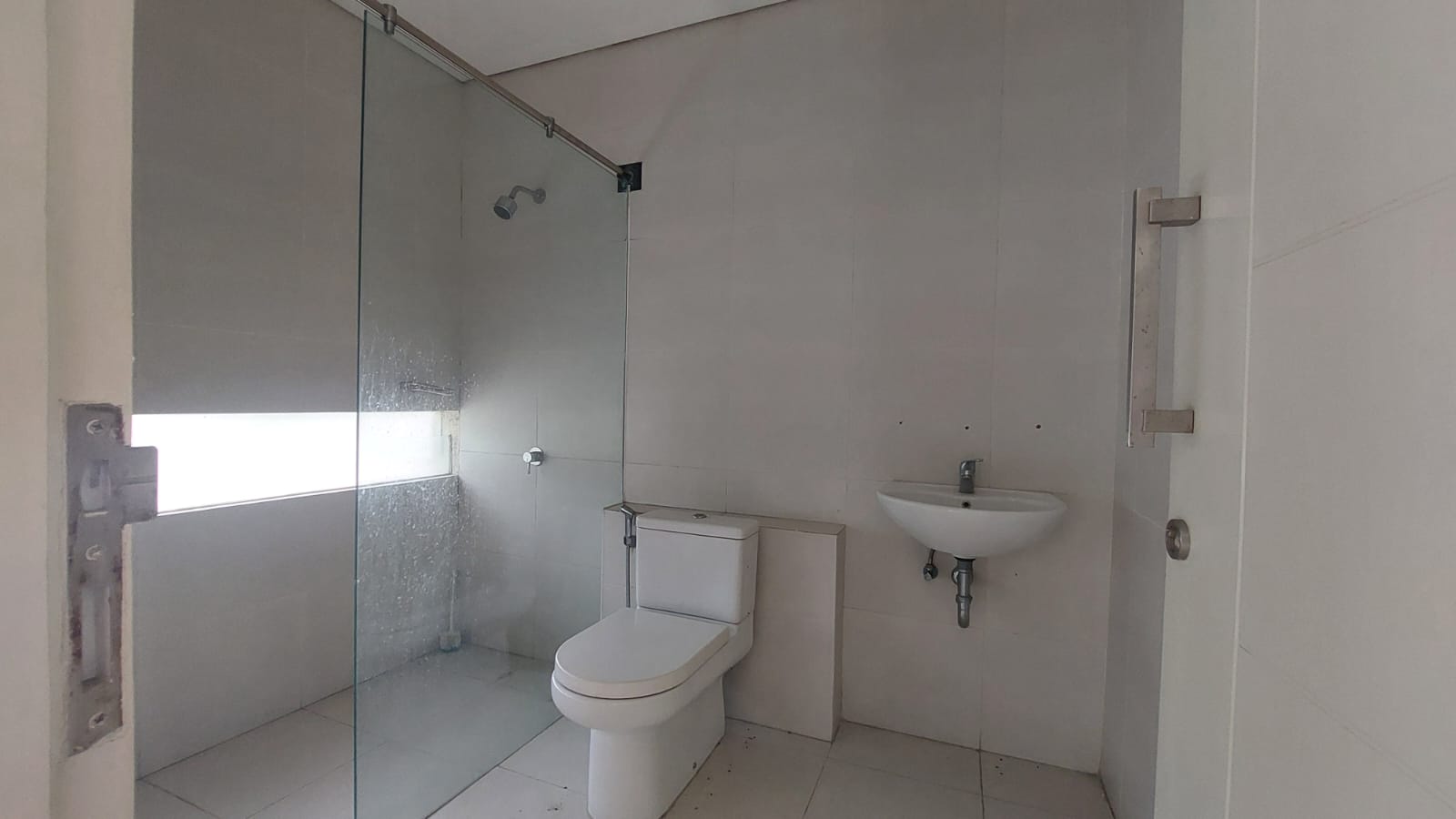 Dijual Rumah Strategis di Eastwood Citraland Surabaya Barat
