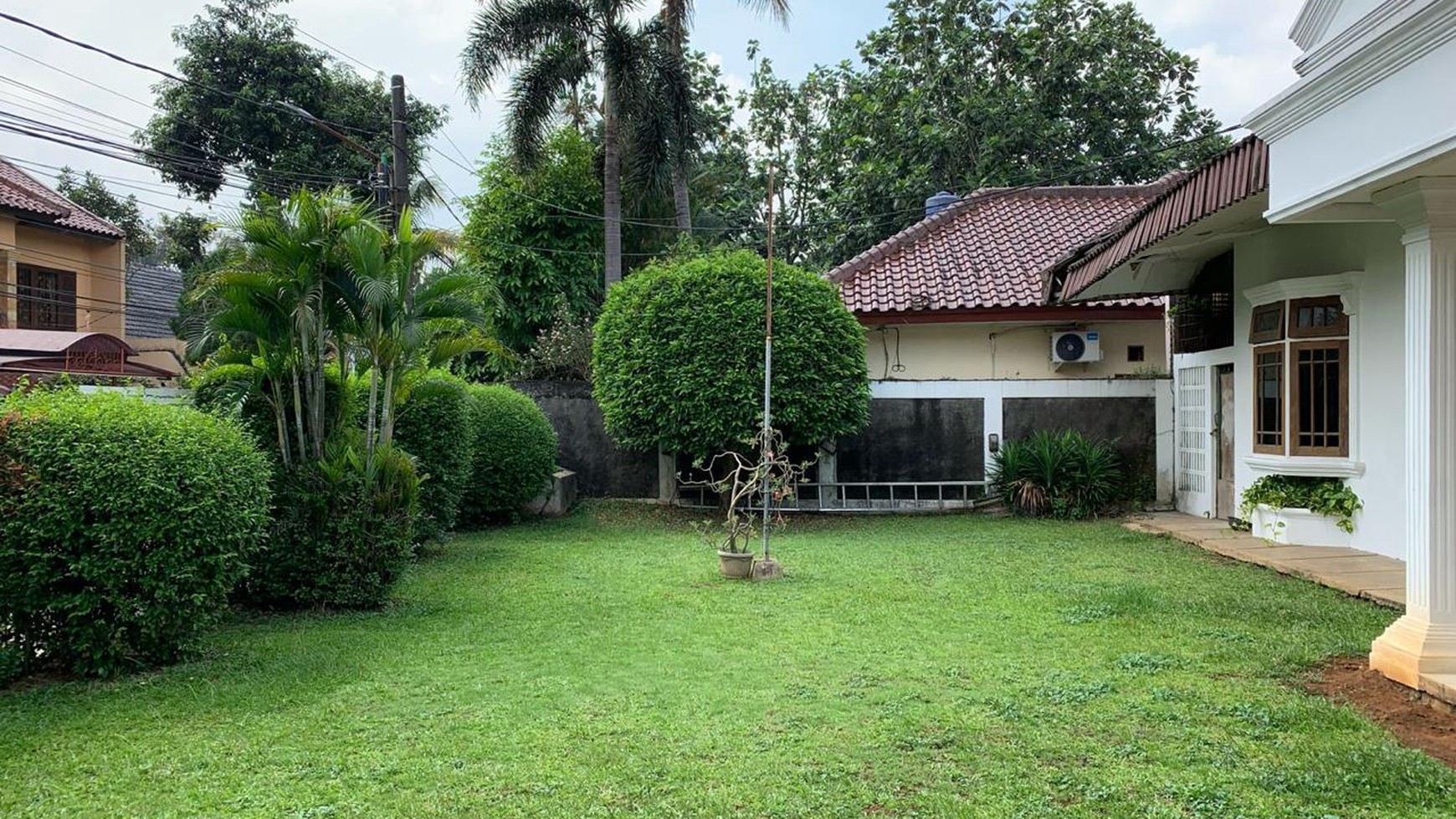 Rumah Asri Banget Halaman Luas di Pondok Cabe Lokasi Strategis Bebas Banjir