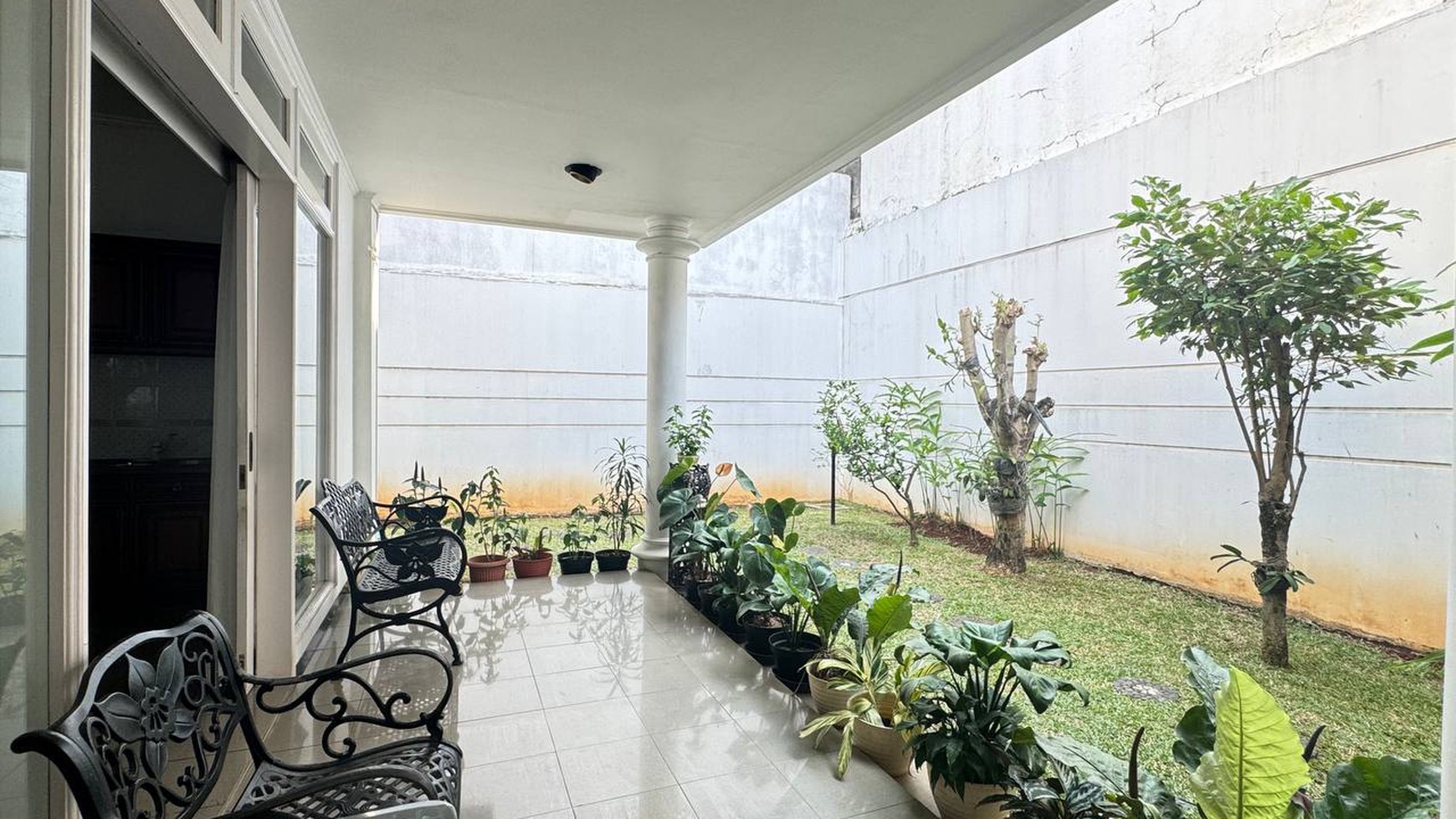 Lebak bulus villa cinere mas luas 500 posisi hoek rumah rapih halaman luas