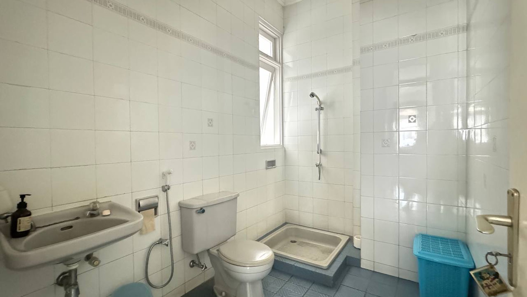 Lebak bulus villa cinere mas luas 500 posisi hoek rumah rapih halaman luas