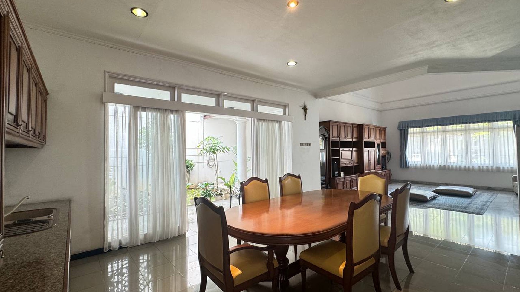 Lebak bulus villa cinere mas luas 500 posisi hoek rumah rapih halaman luas