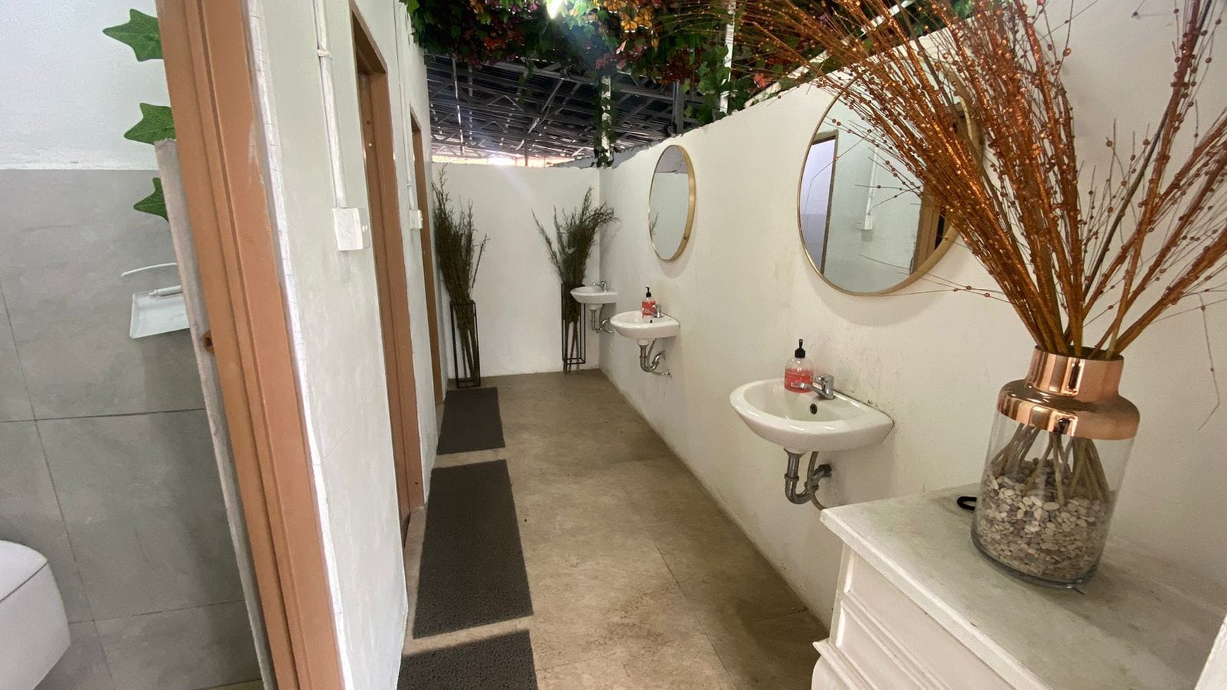 Cirendeu pondok cabe raya gedung 3 lantai luas 600