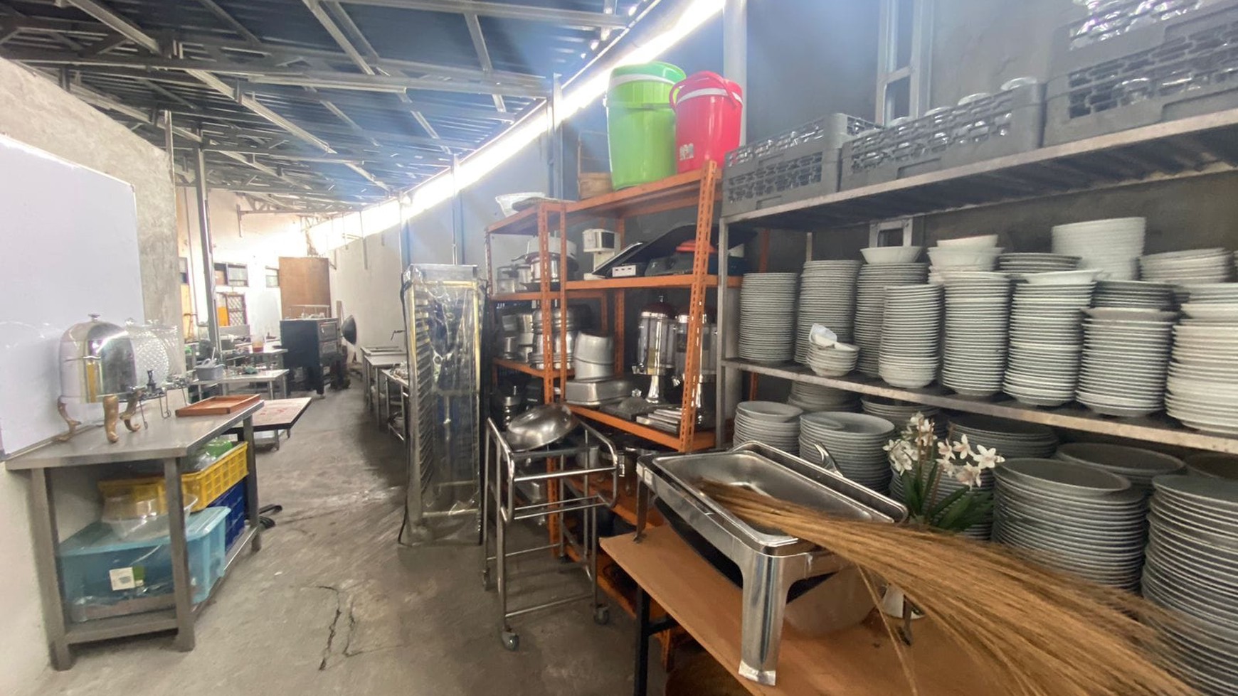 Cirendeu pondok cabe raya gedung 3 lantai luas 600