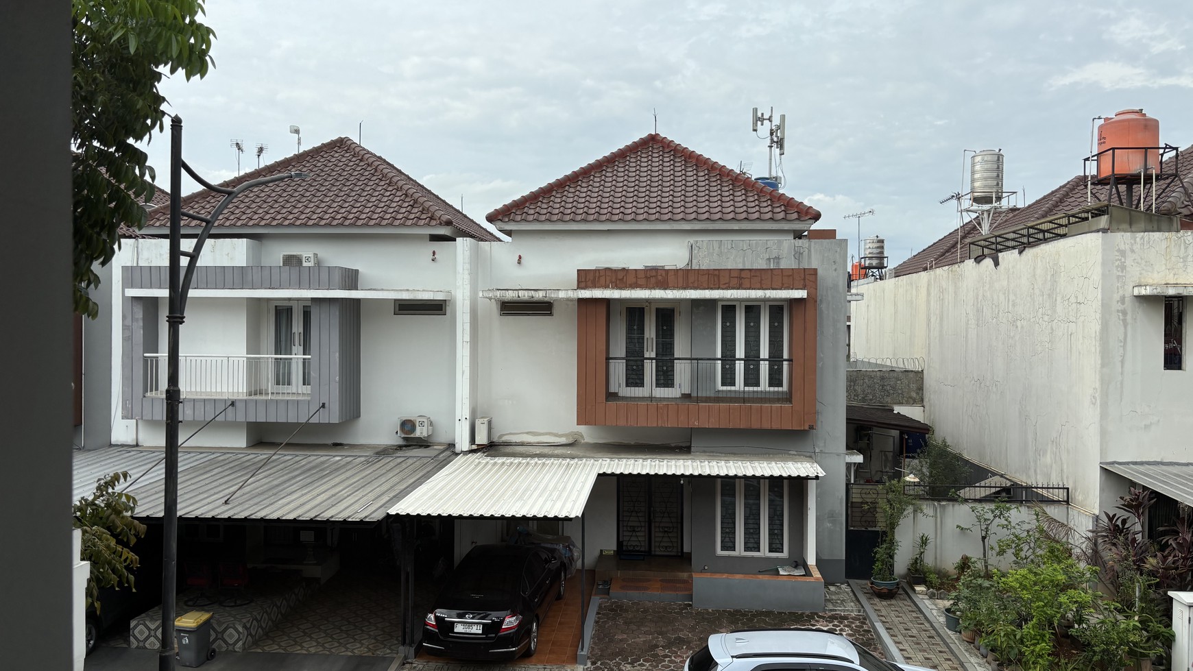 Rumah Cantik Dua Lantai Rapi di Raffles Hills Cibubur