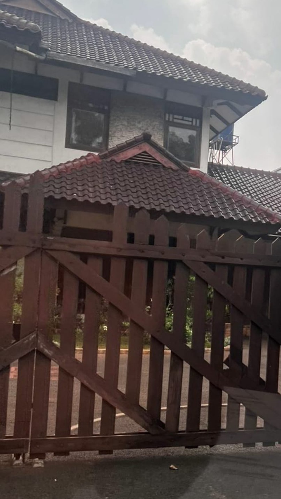 Dijual rumah lama terawat di pondok indah