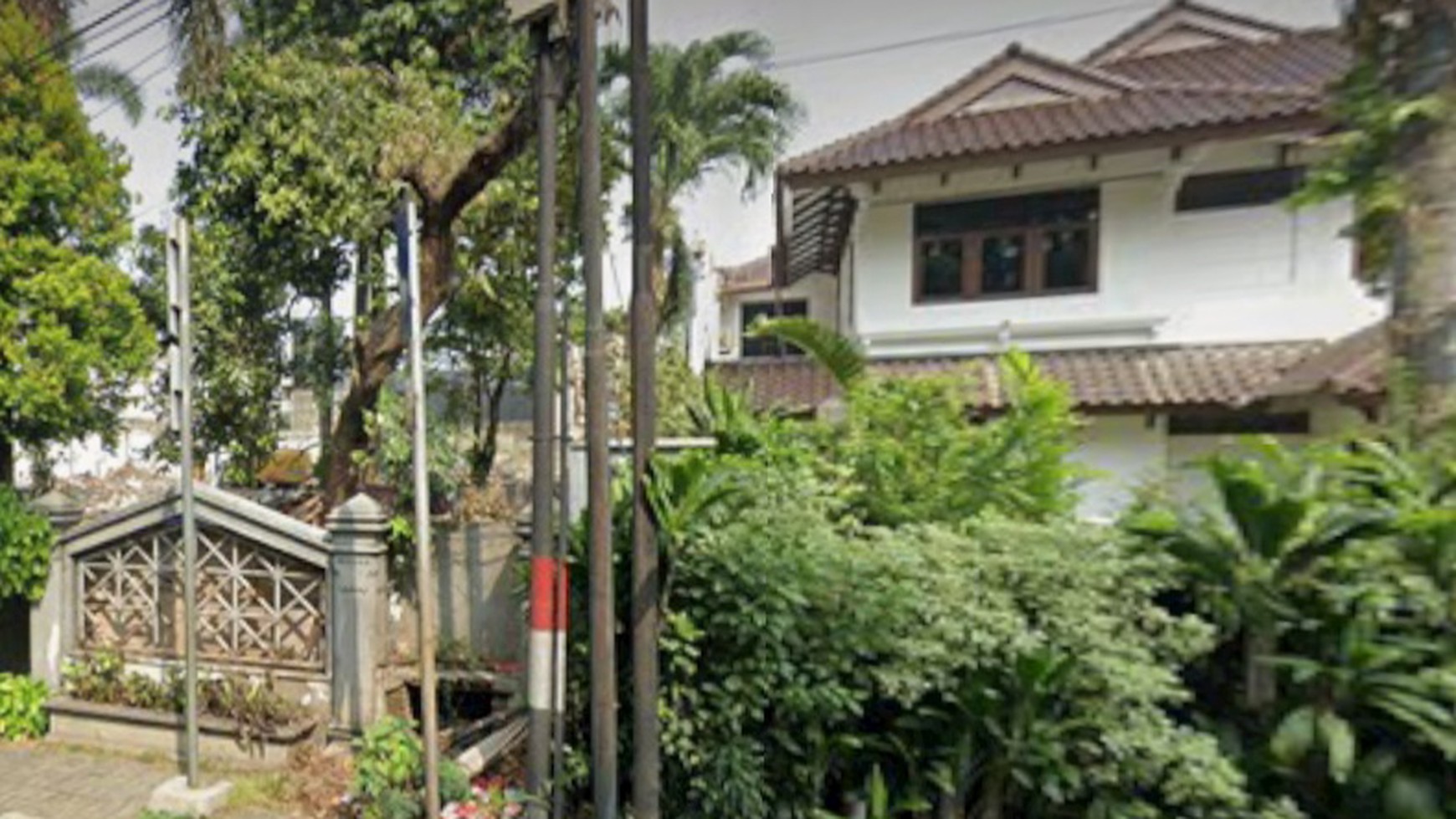 Dijual rumah lama terawat di pondok indah