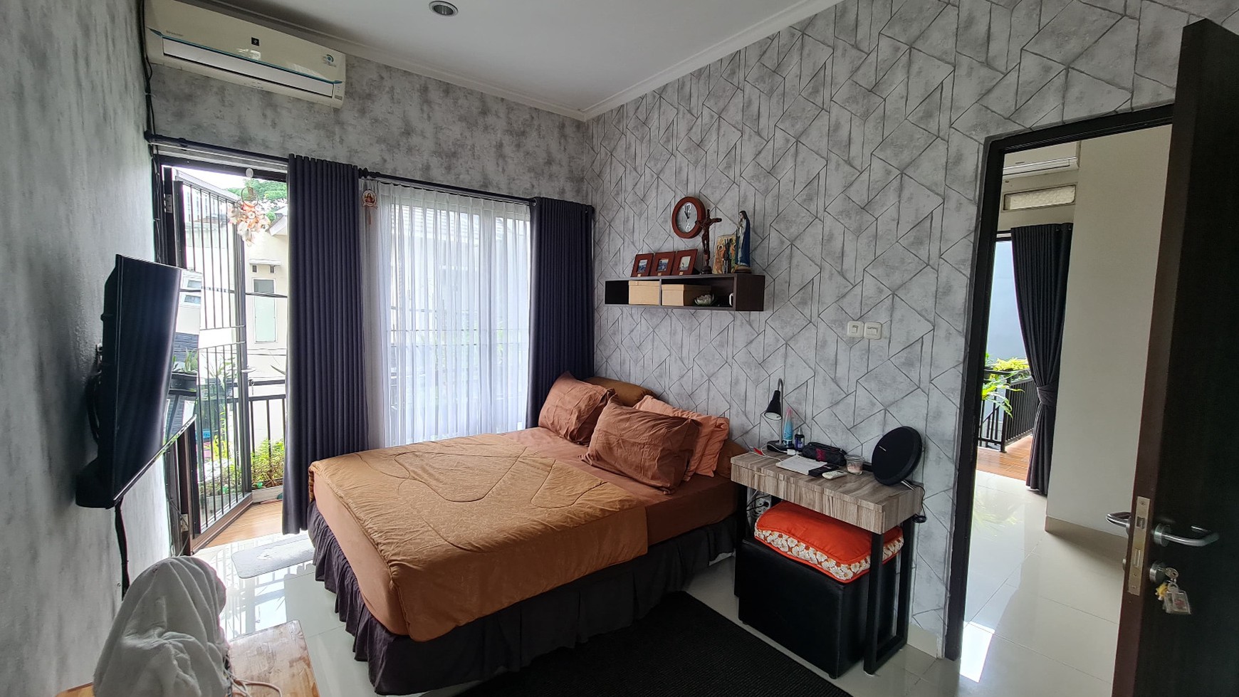 Rumah Dijual Dalam Cluster Posisi Hook, Ciracas, Jakarta Timur